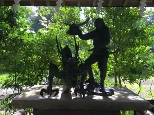 青葉神社の像