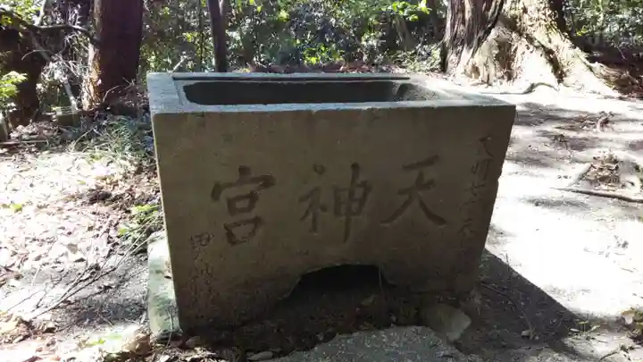 男神社の手水舎