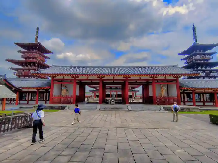 薬師寺の山門・神門