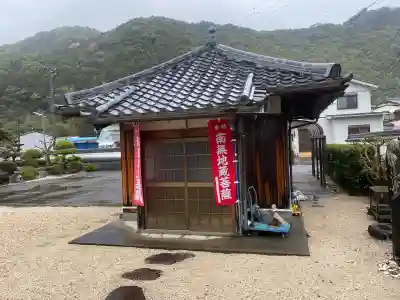 海岸寺の{uncategorized: "未分類", other: "その他", undefined: "問題あり", building: "その他建物", grave: "お墓", sacred_gate: "鳥居", guardian: "狛犬", statue: "像", buddha: "仏像", history: "歴史", nature: "自然", garden: "庭園", animal: "動物", pagoda: "塔", temizu: "手水舎", mountain_gate: "山門・神門", sanctuary: "本殿・本堂", subordinate: "末社・摂社", art: "芸術", scenery: "景色", jizo: "地蔵", ema: "絵馬", goshuin: "御朱印", omikuji: "おみくじ", items: "授与品その他", amulet: "お守り", goshuincho: "御朱印帳", eats: "食事", festival: "お祭り", votive_dance: "神楽", shichigosan: "七五三参", wedding: "結婚式", experience: "体験その他", initially: "初詣", around: "周辺", anti_infection: "感染症対策"}