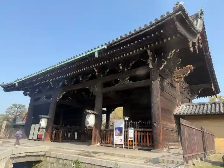 東寺(教王護国寺)の{uncategorized: "未分類", other: "その他", undefined: "問題あり", building: "その他建物", grave: "お墓", sacred_gate: "鳥居", guardian: "狛犬", statue: "像", buddha: "仏像", history: "歴史", nature: "自然", garden: "庭園", animal: "動物", pagoda: "塔", temizu: "手水舎", mountain_gate: "山門・神門", sanctuary: "本殿・本堂", subordinate: "末社・摂社", art: "芸術", scenery: "景色", jizo: "地蔵", ema: "絵馬", goshuin: "御朱印", omikuji: "おみくじ", items: "授与品その他", amulet: "お守り", goshuincho: "御朱印帳", eats: "食事", festival: "お祭り", votive_dance: "神楽", shichigosan: "七五三参", wedding: "結婚式", experience: "体験その他", initially: "初詣", around: "周辺", anti_infection: "感染症対策"}