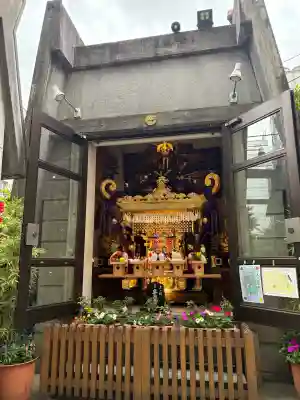烏森神社の{uncategorized: "未分類", other: "その他", undefined: "問題あり", building: "その他建物", grave: "お墓", sacred_gate: "鳥居", guardian: "狛犬", statue: "像", buddha: "仏像", history: "歴史", nature: "自然", garden: "庭園", animal: "動物", pagoda: "塔", temizu: "手水舎", mountain_gate: "山門・神門", sanctuary: "本殿・本堂", subordinate: "末社・摂社", art: "芸術", scenery: "景色", jizo: "地蔵", ema: "絵馬", goshuin: "御朱印", omikuji: "おみくじ", items: "授与品その他", amulet: "お守り", goshuincho: "御朱印帳", eats: "食事", festival: "お祭り", votive_dance: "神楽", shichigosan: "七五三参", wedding: "結婚式", experience: "体験その他", initially: "初詣", around: "周辺", anti_infection: "感染症対策"}