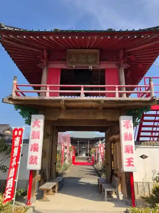 泉竜寺(乙女不動尊)の山門・神門