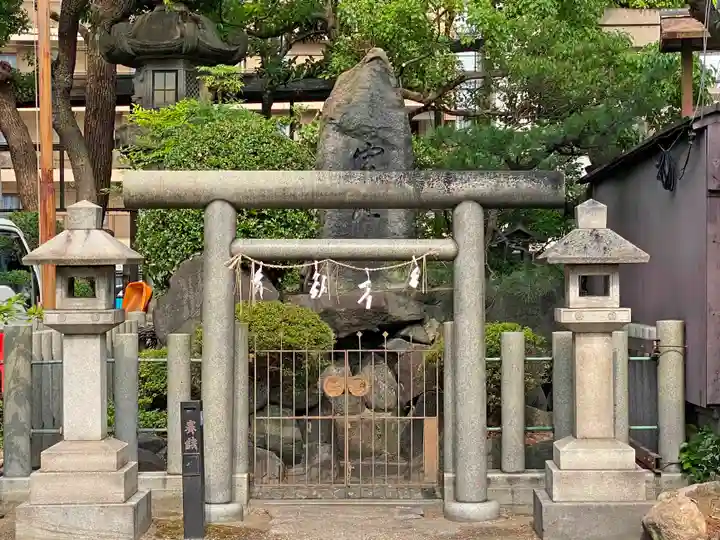 難波八阪神社の鳥居