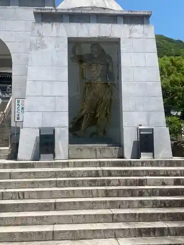 最上稲荷山妙教寺の像