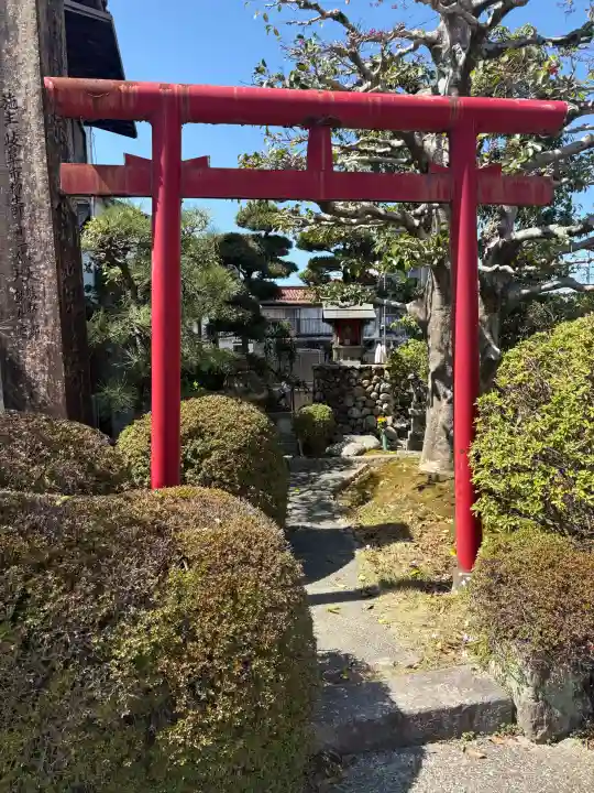 本覚寺の{uncategorized: "未分類", other: "その他", undefined: "問題あり", building: "その他建物", grave: "お墓", sacred_gate: "鳥居", guardian: "狛犬", statue: "像", buddha: "仏像", history: "歴史", nature: "自然", garden: "庭園", animal: "動物", pagoda: "塔", temizu: "手水舎", mountain_gate: "山門・神門", sanctuary: "本殿・本堂", subordinate: "末社・摂社", art: "芸術", scenery: "景色", jizo: "地蔵", ema: "絵馬", goshuin: "御朱印", omikuji: "おみくじ", items: "授与品その他", amulet: "お守り", goshuincho: "御朱印帳", eats: "食事", festival: "お祭り", votive_dance: "神楽", shichigosan: "七五三参", wedding: "結婚式", experience: "体験その他", initially: "初詣", around: "周辺", anti_infection: "感染症対策"}