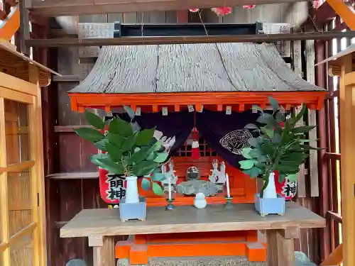 稲荷神社(川辺)の{uncategorized: "未分類", other: "その他", undefined: "問題あり", building: "その他建物", grave: "お墓", sacred_gate: "鳥居", guardian: "狛犬", statue: "像", buddha: "仏像", history: "歴史", nature: "自然", garden: "庭園", animal: "動物", pagoda: "塔", temizu: "手水舎", mountain_gate: "山門・神門", sanctuary: "本殿・本堂", subordinate: "末社・摂社", art: "芸術", scenery: "景色", jizo: "地蔵", ema: "絵馬", goshuin: "御朱印", omikuji: "おみくじ", items: "授与品その他", amulet: "お守り", goshuincho: "御朱印帳", eats: "食事", festival: "お祭り", votive_dance: "神楽", shichigosan: "七五三参", wedding: "結婚式", experience: "体験その他", initially: "初詣", around: "周辺", anti_infection: "感染症対策"}