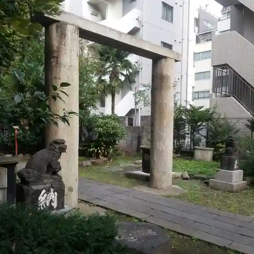 新橋鹽竃神社の鳥居