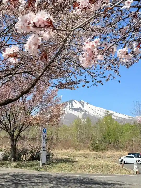 岩木山神社の{uncategorized: "未分類", other: "その他", undefined: "問題あり", building: "その他建物", grave: "お墓", sacred_gate: "鳥居", guardian: "狛犬", statue: "像", buddha: "仏像", history: "歴史", nature: "自然", garden: "庭園", animal: "動物", pagoda: "塔", temizu: "手水舎", mountain_gate: "山門・神門", sanctuary: "本殿・本堂", subordinate: "末社・摂社", art: "芸術", scenery: "景色", jizo: "地蔵", ema: "絵馬", goshuin: "御朱印", omikuji: "おみくじ", items: "授与品その他", amulet: "お守り", goshuincho: "御朱印帳", eats: "食事", festival: "お祭り", votive_dance: "神楽", shichigosan: "七五三参", wedding: "結婚式", experience: "体験その他", initially: "初詣", around: "周辺", anti_infection: "感染症対策"}