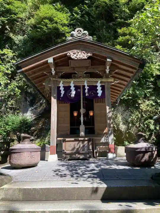 銭洗弁財天宇賀福神社の末社・摂社