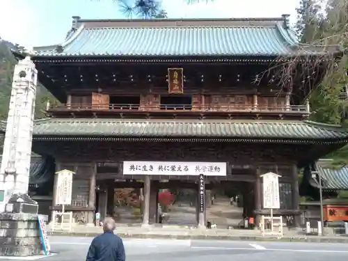 久遠寺の山門