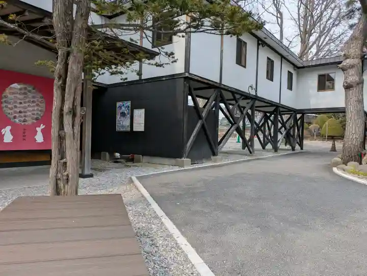 湯倉神社の{uncategorized: "未分類", other: "その他", undefined: "問題あり", building: "その他建物", grave: "お墓", sacred_gate: "鳥居", guardian: "狛犬", statue: "像", buddha: "仏像", history: "歴史", nature: "自然", garden: "庭園", animal: "動物", pagoda: "塔", temizu: "手水舎", mountain_gate: "山門・神門", sanctuary: "本殿・本堂", subordinate: "末社・摂社", art: "芸術", scenery: "景色", jizo: "地蔵", ema: "絵馬", goshuin: "御朱印", omikuji: "おみくじ", items: "授与品その他", amulet: "お守り", goshuincho: "御朱印帳", eats: "食事", festival: "お祭り", votive_dance: "神楽", shichigosan: "七五三参", wedding: "結婚式", experience: "体験その他", initially: "初詣", around: "周辺", anti_infection: "感染症対策"}