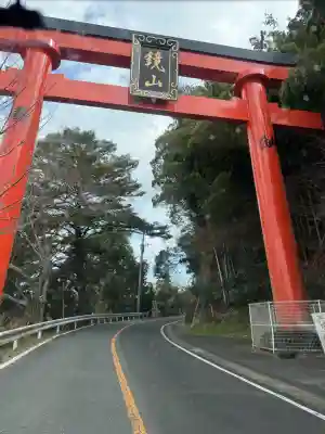 鏡山稲荷神社の{uncategorized: "未分類", other: "その他", undefined: "問題あり", building: "その他建物", grave: "お墓", sacred_gate: "鳥居", guardian: "狛犬", statue: "像", buddha: "仏像", history: "歴史", nature: "自然", garden: "庭園", animal: "動物", pagoda: "塔", temizu: "手水舎", mountain_gate: "山門・神門", sanctuary: "本殿・本堂", subordinate: "末社・摂社", art: "芸術", scenery: "景色", jizo: "地蔵", ema: "絵馬", goshuin: "御朱印", omikuji: "おみくじ", items: "授与品その他", amulet: "お守り", goshuincho: "御朱印帳", eats: "食事", festival: "お祭り", votive_dance: "神楽", shichigosan: "七五三参", wedding: "結婚式", experience: "体験その他", initially: "初詣", around: "周辺", anti_infection: "感染症対策"}