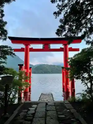 箱根神社の{uncategorized: "未分類", other: "その他", undefined: "問題あり", building: "その他建物", grave: "お墓", sacred_gate: "鳥居", guardian: "狛犬", statue: "像", buddha: "仏像", history: "歴史", nature: "自然", garden: "庭園", animal: "動物", pagoda: "塔", temizu: "手水舎", mountain_gate: "山門・神門", sanctuary: "本殿・本堂", subordinate: "末社・摂社", art: "芸術", scenery: "景色", jizo: "地蔵", ema: "絵馬", goshuin: "御朱印", omikuji: "おみくじ", items: "授与品その他", amulet: "お守り", goshuincho: "御朱印帳", eats: "食事", festival: "お祭り", votive_dance: "神楽", shichigosan: "七五三参", wedding: "結婚式", experience: "体験その他", initially: "初詣", around: "周辺", anti_infection: "感染症対策"}
