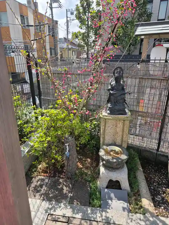 駒込妙義神社の{uncategorized: "未分類", other: "その他", undefined: "問題あり", building: "その他建物", grave: "お墓", sacred_gate: "鳥居", guardian: "狛犬", statue: "像", buddha: "仏像", history: "歴史", nature: "自然", garden: "庭園", animal: "動物", pagoda: "塔", temizu: "手水舎", mountain_gate: "山門・神門", sanctuary: "本殿・本堂", subordinate: "末社・摂社", art: "芸術", scenery: "景色", jizo: "地蔵", ema: "絵馬", goshuin: "御朱印", omikuji: "おみくじ", items: "授与品その他", amulet: "お守り", goshuincho: "御朱印帳", eats: "食事", festival: "お祭り", votive_dance: "神楽", shichigosan: "七五三参", wedding: "結婚式", experience: "体験その他", initially: "初詣", around: "周辺", anti_infection: "感染症対策"}