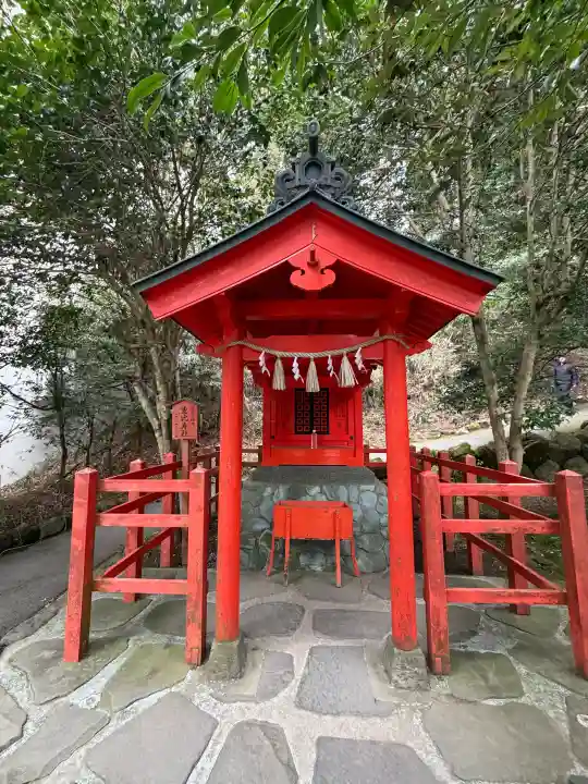 箱根神社の{uncategorized: "未分類", other: "その他", undefined: "問題あり", building: "その他建物", grave: "お墓", sacred_gate: "鳥居", guardian: "狛犬", statue: "像", buddha: "仏像", history: "歴史", nature: "自然", garden: "庭園", animal: "動物", pagoda: "塔", temizu: "手水舎", mountain_gate: "山門・神門", sanctuary: "本殿・本堂", subordinate: "末社・摂社", art: "芸術", scenery: "景色", jizo: "地蔵", ema: "絵馬", goshuin: "御朱印", omikuji: "おみくじ", items: "授与品その他", amulet: "お守り", goshuincho: "御朱印帳", eats: "食事", festival: "お祭り", votive_dance: "神楽", shichigosan: "七五三参", wedding: "結婚式", experience: "体験その他", initially: "初詣", around: "周辺", anti_infection: "感染症対策"}