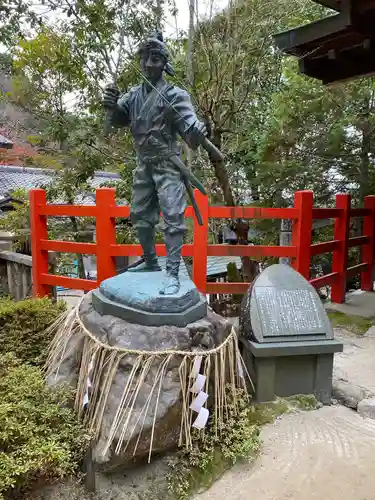 八大神社の像