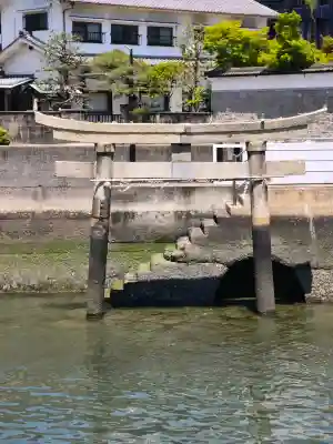 龍神社の{uncategorized: "未分類", other: "その他", undefined: "問題あり", building: "その他建物", grave: "お墓", sacred_gate: "鳥居", guardian: "狛犬", statue: "像", buddha: "仏像", history: "歴史", nature: "自然", garden: "庭園", animal: "動物", pagoda: "塔", temizu: "手水舎", mountain_gate: "山門・神門", sanctuary: "本殿・本堂", subordinate: "末社・摂社", art: "芸術", scenery: "景色", jizo: "地蔵", ema: "絵馬", goshuin: "御朱印", omikuji: "おみくじ", items: "授与品その他", amulet: "お守り", goshuincho: "御朱印帳", eats: "食事", festival: "お祭り", votive_dance: "神楽", shichigosan: "七五三参", wedding: "結婚式", experience: "体験その他", initially: "初詣", around: "周辺", anti_infection: "感染症対策"}