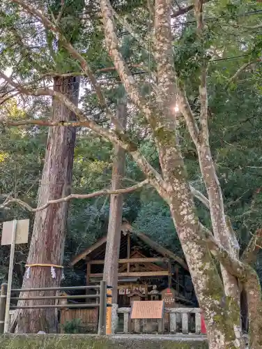 丹生神社（丹生川上神社中社摂社)の{uncategorized: "未分類", other: "その他", undefined: "問題あり", building: "その他建物", grave: "お墓", sacred_gate: "鳥居", guardian: "狛犬", statue: "像", buddha: "仏像", history: "歴史", nature: "自然", garden: "庭園", animal: "動物", pagoda: "塔", temizu: "手水舎", mountain_gate: "山門・神門", sanctuary: "本殿・本堂", subordinate: "末社・摂社", art: "芸術", scenery: "景色", jizo: "地蔵", ema: "絵馬", goshuin: "御朱印", omikuji: "おみくじ", items: "授与品その他", amulet: "お守り", goshuincho: "御朱印帳", eats: "食事", festival: "お祭り", votive_dance: "神楽", shichigosan: "七五三参", wedding: "結婚式", experience: "体験その他", initially: "初詣", around: "周辺", anti_infection: "感染症対策"}