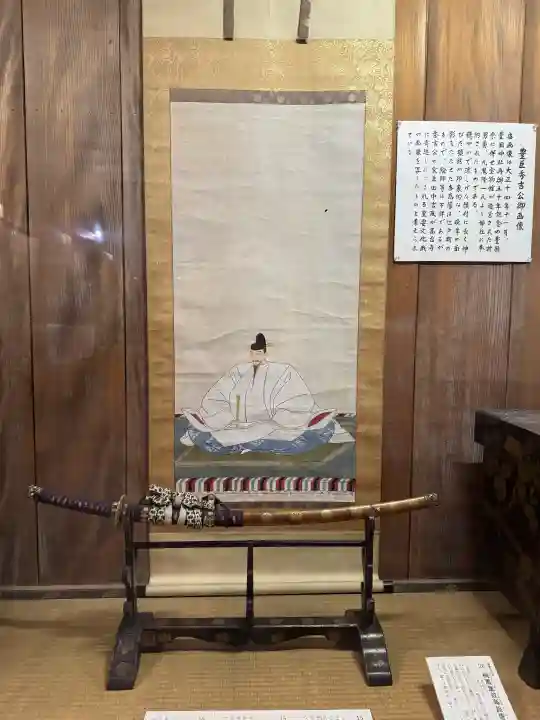 豊国神社の{uncategorized: "未分類", other: "その他", undefined: "問題あり", building: "その他建物", grave: "お墓", sacred_gate: "鳥居", guardian: "狛犬", statue: "像", buddha: "仏像", history: "歴史", nature: "自然", garden: "庭園", animal: "動物", pagoda: "塔", temizu: "手水舎", mountain_gate: "山門・神門", sanctuary: "本殿・本堂", subordinate: "末社・摂社", art: "芸術", scenery: "景色", jizo: "地蔵", ema: "絵馬", goshuin: "御朱印", omikuji: "おみくじ", items: "授与品その他", amulet: "お守り", goshuincho: "御朱印帳", eats: "食事", festival: "お祭り", votive_dance: "神楽", shichigosan: "七五三参", wedding: "結婚式", experience: "体験その他", initially: "初詣", around: "周辺", anti_infection: "感染症対策"}