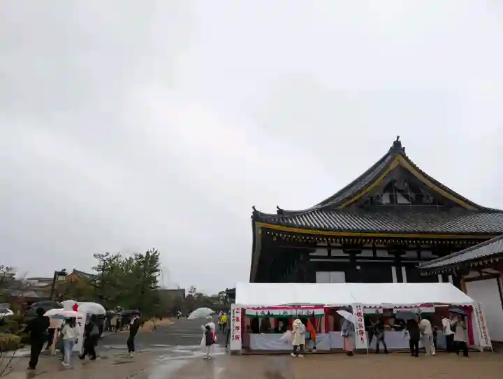 蓮華王院(三十三間堂)の{uncategorized: "未分類", other: "その他", undefined: "問題あり", building: "その他建物", grave: "お墓", sacred_gate: "鳥居", guardian: "狛犬", statue: "像", buddha: "仏像", history: "歴史", nature: "自然", garden: "庭園", animal: "動物", pagoda: "塔", temizu: "手水舎", mountain_gate: "山門・神門", sanctuary: "本殿・本堂", subordinate: "末社・摂社", art: "芸術", scenery: "景色", jizo: "地蔵", ema: "絵馬", goshuin: "御朱印", omikuji: "おみくじ", items: "授与品その他", amulet: "お守り", goshuincho: "御朱印帳", eats: "食事", festival: "お祭り", votive_dance: "神楽", shichigosan: "七五三参", wedding: "結婚式", experience: "体験その他", initially: "初詣", around: "周辺", anti_infection: "感染症対策"}