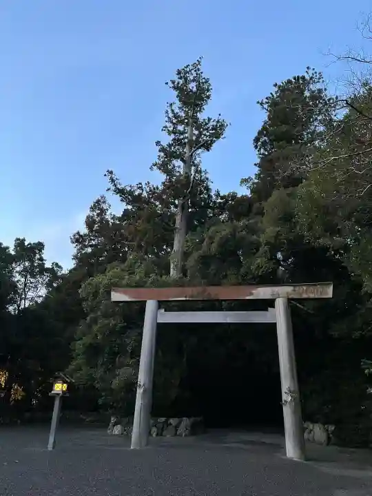 伊勢神宮外宮(豊受大神宮)の{uncategorized: "未分類", other: "その他", undefined: "問題あり", building: "その他建物", grave: "お墓", sacred_gate: "鳥居", guardian: "狛犬", statue: "像", buddha: "仏像", history: "歴史", nature: "自然", garden: "庭園", animal: "動物", pagoda: "塔", temizu: "手水舎", mountain_gate: "山門・神門", sanctuary: "本殿・本堂", subordinate: "末社・摂社", art: "芸術", scenery: "景色", jizo: "地蔵", ema: "絵馬", goshuin: "御朱印", omikuji: "おみくじ", items: "授与品その他", amulet: "お守り", goshuincho: "御朱印帳", eats: "食事", festival: "お祭り", votive_dance: "神楽", shichigosan: "七五三参", wedding: "結婚式", experience: "体験その他", initially: "初詣", around: "周辺", anti_infection: "感染症対策"}