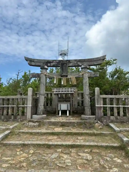 彌彦神社奥宮(御神廟)の{uncategorized: "未分類", other: "その他", undefined: "問題あり", building: "その他建物", grave: "お墓", sacred_gate: "鳥居", guardian: "狛犬", statue: "像", buddha: "仏像", history: "歴史", nature: "自然", garden: "庭園", animal: "動物", pagoda: "塔", temizu: "手水舎", mountain_gate: "山門・神門", sanctuary: "本殿・本堂", subordinate: "末社・摂社", art: "芸術", scenery: "景色", jizo: "地蔵", ema: "絵馬", goshuin: "御朱印", omikuji: "おみくじ", items: "授与品その他", amulet: "お守り", goshuincho: "御朱印帳", eats: "食事", festival: "お祭り", votive_dance: "神楽", shichigosan: "七五三参", wedding: "結婚式", experience: "体験その他", initially: "初詣", around: "周辺", anti_infection: "感染症対策"}