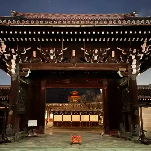 本願寺（西本願寺）の{uncategorized: "未分類", other: "その他", undefined: "問題あり", building: "その他建物", grave: "お墓", sacred_gate: "鳥居", guardian: "狛犬", statue: "像", buddha: "仏像", history: "歴史", nature: "自然", garden: "庭園", animal: "動物", pagoda: "塔", temizu: "手水舎", mountain_gate: "山門・神門", sanctuary: "本殿・本堂", subordinate: "末社・摂社", art: "芸術", scenery: "景色", jizo: "地蔵", ema: "絵馬", goshuin: "御朱印", omikuji: "おみくじ", items: "授与品その他", amulet: "お守り", goshuincho: "御朱印帳", eats: "食事", festival: "お祭り", votive_dance: "神楽", shichigosan: "七五三参", wedding: "結婚式", experience: "体験その他", initially: "初詣", around: "周辺", anti_infection: "感染症対策"}