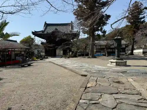 粉河寺の{uncategorized: "未分類", other: "その他", undefined: "問題あり", building: "その他建物", grave: "お墓", sacred_gate: "鳥居", guardian: "狛犬", statue: "像", buddha: "仏像", history: "歴史", nature: "自然", garden: "庭園", animal: "動物", pagoda: "塔", temizu: "手水舎", mountain_gate: "山門・神門", sanctuary: "本殿・本堂", subordinate: "末社・摂社", art: "芸術", scenery: "景色", jizo: "地蔵", ema: "絵馬", goshuin: "御朱印", omikuji: "おみくじ", items: "授与品その他", amulet: "お守り", goshuincho: "御朱印帳", eats: "食事", festival: "お祭り", votive_dance: "神楽", shichigosan: "七五三参", wedding: "結婚式", experience: "体験その他", initially: "初詣", around: "周辺", anti_infection: "感染症対策"}