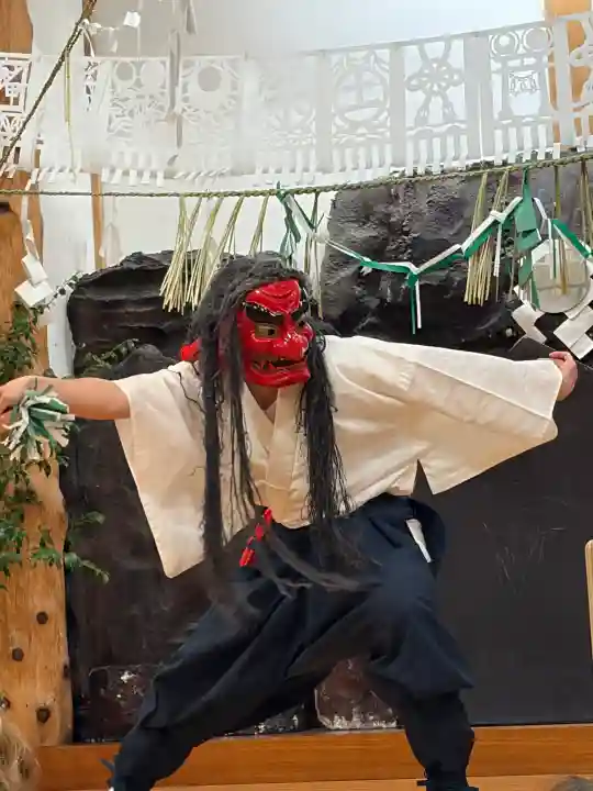 高千穂神社の{uncategorized: "未分類", other: "その他", undefined: "問題あり", building: "その他建物", grave: "お墓", sacred_gate: "鳥居", guardian: "狛犬", statue: "像", buddha: "仏像", history: "歴史", nature: "自然", garden: "庭園", animal: "動物", pagoda: "塔", temizu: "手水舎", mountain_gate: "山門・神門", sanctuary: "本殿・本堂", subordinate: "末社・摂社", art: "芸術", scenery: "景色", jizo: "地蔵", ema: "絵馬", goshuin: "御朱印", omikuji: "おみくじ", items: "授与品その他", amulet: "お守り", goshuincho: "御朱印帳", eats: "食事", festival: "お祭り", votive_dance: "神楽", shichigosan: "七五三参", wedding: "結婚式", experience: "体験その他", initially: "初詣", around: "周辺", anti_infection: "感染症対策"}