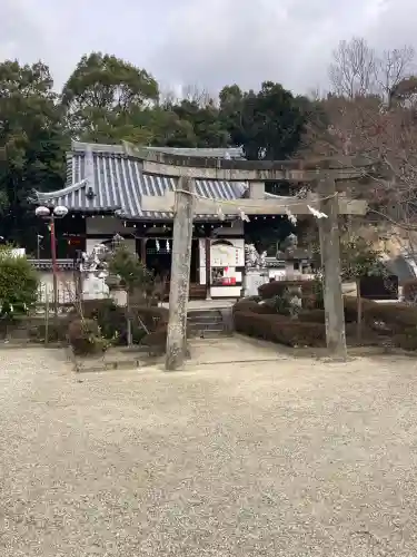 壺井八幡宮の{uncategorized: "未分類", other: "その他", undefined: "問題あり", building: "その他建物", grave: "お墓", sacred_gate: "鳥居", guardian: "狛犬", statue: "像", buddha: "仏像", history: "歴史", nature: "自然", garden: "庭園", animal: "動物", pagoda: "塔", temizu: "手水舎", mountain_gate: "山門・神門", sanctuary: "本殿・本堂", subordinate: "末社・摂社", art: "芸術", scenery: "景色", jizo: "地蔵", ema: "絵馬", goshuin: "御朱印", omikuji: "おみくじ", items: "授与品その他", amulet: "お守り", goshuincho: "御朱印帳", eats: "食事", festival: "お祭り", votive_dance: "神楽", shichigosan: "七五三参", wedding: "結婚式", experience: "体験その他", initially: "初詣", around: "周辺", anti_infection: "感染症対策"}