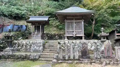伊尼神社の末社・摂社