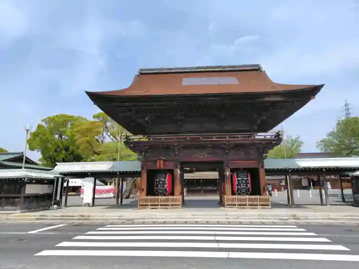 尾張大國霊神社(国府宮)の{uncategorized: "未分類", other: "その他", undefined: "問題あり", building: "その他建物", grave: "お墓", sacred_gate: "鳥居", guardian: "狛犬", statue: "像", buddha: "仏像", history: "歴史", nature: "自然", garden: "庭園", animal: "動物", pagoda: "塔", temizu: "手水舎", mountain_gate: "山門・神門", sanctuary: "本殿・本堂", subordinate: "末社・摂社", art: "芸術", scenery: "景色", jizo: "地蔵", ema: "絵馬", goshuin: "御朱印", omikuji: "おみくじ", items: "授与品その他", amulet: "お守り", goshuincho: "御朱印帳", eats: "食事", festival: "お祭り", votive_dance: "神楽", shichigosan: "七五三参", wedding: "結婚式", experience: "体験その他", initially: "初詣", around: "周辺", anti_infection: "感染症対策"}