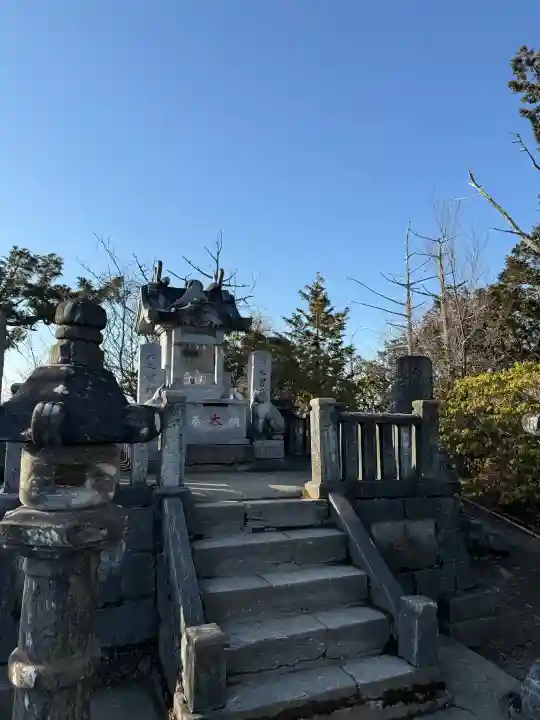 三峯神社奥宮の{uncategorized: "未分類", other: "その他", undefined: "問題あり", building: "その他建物", grave: "お墓", sacred_gate: "鳥居", guardian: "狛犬", statue: "像", buddha: "仏像", history: "歴史", nature: "自然", garden: "庭園", animal: "動物", pagoda: "塔", temizu: "手水舎", mountain_gate: "山門・神門", sanctuary: "本殿・本堂", subordinate: "末社・摂社", art: "芸術", scenery: "景色", jizo: "地蔵", ema: "絵馬", goshuin: "御朱印", omikuji: "おみくじ", items: "授与品その他", amulet: "お守り", goshuincho: "御朱印帳", eats: "食事", festival: "お祭り", votive_dance: "神楽", shichigosan: "七五三参", wedding: "結婚式", experience: "体験その他", initially: "初詣", around: "周辺", anti_infection: "感染症対策"}