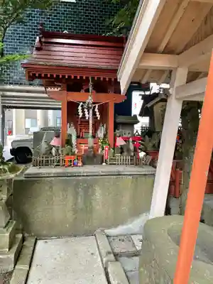 共栄稲荷神社の末社・摂社