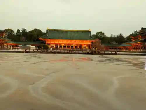 平安神宮の{uncategorized: "未分類", other: "その他", undefined: "問題あり", building: "その他建物", grave: "お墓", sacred_gate: "鳥居", guardian: "狛犬", statue: "像", buddha: "仏像", history: "歴史", nature: "自然", garden: "庭園", animal: "動物", pagoda: "塔", temizu: "手水舎", mountain_gate: "山門・神門", sanctuary: "本殿・本堂", subordinate: "末社・摂社", art: "芸術", scenery: "景色", jizo: "地蔵", ema: "絵馬", goshuin: "御朱印", omikuji: "おみくじ", items: "授与品その他", amulet: "お守り", goshuincho: "御朱印帳", eats: "食事", festival: "お祭り", votive_dance: "神楽", shichigosan: "七五三参", wedding: "結婚式", experience: "体験その他", initially: "初詣", around: "周辺", anti_infection: "感染症対策"}
