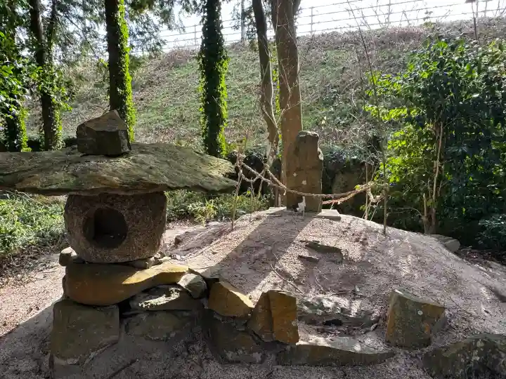 出雲路幸神社の{uncategorized: "未分類", other: "その他", undefined: "問題あり", building: "その他建物", grave: "お墓", sacred_gate: "鳥居", guardian: "狛犬", statue: "像", buddha: "仏像", history: "歴史", nature: "自然", garden: "庭園", animal: "動物", pagoda: "塔", temizu: "手水舎", mountain_gate: "山門・神門", sanctuary: "本殿・本堂", subordinate: "末社・摂社", art: "芸術", scenery: "景色", jizo: "地蔵", ema: "絵馬", goshuin: "御朱印", omikuji: "おみくじ", items: "授与品その他", amulet: "お守り", goshuincho: "御朱印帳", eats: "食事", festival: "お祭り", votive_dance: "神楽", shichigosan: "七五三参", wedding: "結婚式", experience: "体験その他", initially: "初詣", around: "周辺", anti_infection: "感染症対策"}