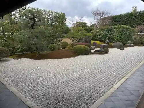 興臨院の{uncategorized: "未分類", other: "その他", undefined: "問題あり", building: "その他建物", grave: "お墓", sacred_gate: "鳥居", guardian: "狛犬", statue: "像", buddha: "仏像", history: "歴史", nature: "自然", garden: "庭園", animal: "動物", pagoda: "塔", temizu: "手水舎", mountain_gate: "山門・神門", sanctuary: "本殿・本堂", subordinate: "末社・摂社", art: "芸術", scenery: "景色", jizo: "地蔵", ema: "絵馬", goshuin: "御朱印", omikuji: "おみくじ", items: "授与品その他", amulet: "お守り", goshuincho: "御朱印帳", eats: "食事", festival: "お祭り", votive_dance: "神楽", shichigosan: "七五三参", wedding: "結婚式", experience: "体験その他", initially: "初詣", around: "周辺", anti_infection: "感染症対策"}
