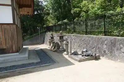 闘鶏野神社の像