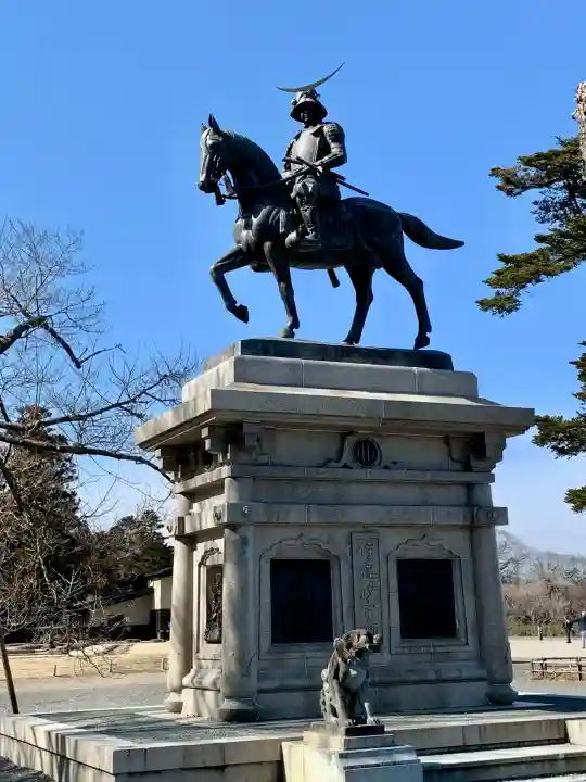 宮城縣護國神社の{uncategorized: "未分類", other: "その他", undefined: "問題あり", building: "その他建物", grave: "お墓", sacred_gate: "鳥居", guardian: "狛犬", statue: "像", buddha: "仏像", history: "歴史", nature: "自然", garden: "庭園", animal: "動物", pagoda: "塔", temizu: "手水舎", mountain_gate: "山門・神門", sanctuary: "本殿・本堂", subordinate: "末社・摂社", art: "芸術", scenery: "景色", jizo: "地蔵", ema: "絵馬", goshuin: "御朱印", omikuji: "おみくじ", items: "授与品その他", amulet: "お守り", goshuincho: "御朱印帳", eats: "食事", festival: "お祭り", votive_dance: "神楽", shichigosan: "七五三参", wedding: "結婚式", experience: "体験その他", initially: "初詣", around: "周辺", anti_infection: "感染症対策"}