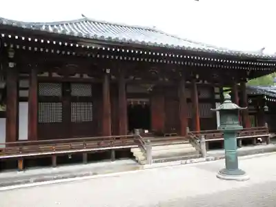 日野誕生院の本殿・本堂