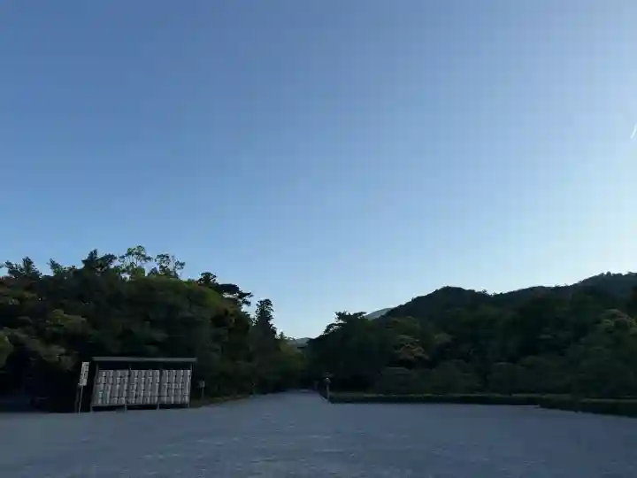 伊勢神宮内宮(皇大神宮)の{uncategorized: "未分類", other: "その他", undefined: "問題あり", building: "その他建物", grave: "お墓", sacred_gate: "鳥居", guardian: "狛犬", statue: "像", buddha: "仏像", history: "歴史", nature: "自然", garden: "庭園", animal: "動物", pagoda: "塔", temizu: "手水舎", mountain_gate: "山門・神門", sanctuary: "本殿・本堂", subordinate: "末社・摂社", art: "芸術", scenery: "景色", jizo: "地蔵", ema: "絵馬", goshuin: "御朱印", omikuji: "おみくじ", items: "授与品その他", amulet: "お守り", goshuincho: "御朱印帳", eats: "食事", festival: "お祭り", votive_dance: "神楽", shichigosan: "七五三参", wedding: "結婚式", experience: "体験その他", initially: "初詣", around: "周辺", anti_infection: "感染症対策"}