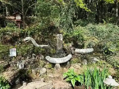 涌釜神社の{uncategorized: "未分類", other: "その他", undefined: "問題あり", building: "その他建物", grave: "お墓", sacred_gate: "鳥居", guardian: "狛犬", statue: "像", buddha: "仏像", history: "歴史", nature: "自然", garden: "庭園", animal: "動物", pagoda: "塔", temizu: "手水舎", mountain_gate: "山門・神門", sanctuary: "本殿・本堂", subordinate: "末社・摂社", art: "芸術", scenery: "景色", jizo: "地蔵", ema: "絵馬", goshuin: "御朱印", omikuji: "おみくじ", items: "授与品その他", amulet: "お守り", goshuincho: "御朱印帳", eats: "食事", festival: "お祭り", votive_dance: "神楽", shichigosan: "七五三参", wedding: "結婚式", experience: "体験その他", initially: "初詣", around: "周辺", anti_infection: "感染症対策"}