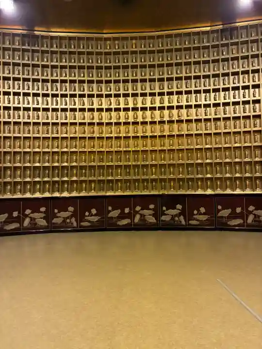 東本願寺本廟 牛久浄苑(牛久大仏)の{uncategorized: "未分類", other: "その他", undefined: "問題あり", building: "その他建物", grave: "お墓", sacred_gate: "鳥居", guardian: "狛犬", statue: "像", buddha: "仏像", history: "歴史", nature: "自然", garden: "庭園", animal: "動物", pagoda: "塔", temizu: "手水舎", mountain_gate: "山門・神門", sanctuary: "本殿・本堂", subordinate: "末社・摂社", art: "芸術", scenery: "景色", jizo: "地蔵", ema: "絵馬", goshuin: "御朱印", omikuji: "おみくじ", items: "授与品その他", amulet: "お守り", goshuincho: "御朱印帳", eats: "食事", festival: "お祭り", votive_dance: "神楽", shichigosan: "七五三参", wedding: "結婚式", experience: "体験その他", initially: "初詣", around: "周辺", anti_infection: "感染症対策"}