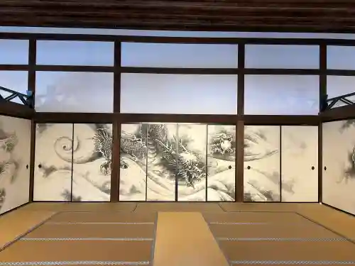 龍安寺の{uncategorized: "未分類", other: "その他", undefined: "問題あり", building: "その他建物", grave: "お墓", sacred_gate: "鳥居", guardian: "狛犬", statue: "像", buddha: "仏像", history: "歴史", nature: "自然", garden: "庭園", animal: "動物", pagoda: "塔", temizu: "手水舎", mountain_gate: "山門・神門", sanctuary: "本殿・本堂", subordinate: "末社・摂社", art: "芸術", scenery: "景色", jizo: "地蔵", ema: "絵馬", goshuin: "御朱印", omikuji: "おみくじ", items: "授与品その他", amulet: "お守り", goshuincho: "御朱印帳", eats: "食事", festival: "お祭り", votive_dance: "神楽", shichigosan: "七五三参", wedding: "結婚式", experience: "体験その他", initially: "初詣", around: "周辺", anti_infection: "感染症対策"}