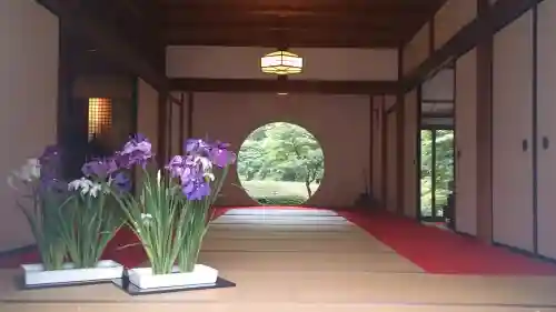 明月院の{uncategorized: "未分類", other: "その他", undefined: "問題あり", building: "その他建物", grave: "お墓", sacred_gate: "鳥居", guardian: "狛犬", statue: "像", buddha: "仏像", history: "歴史", nature: "自然", garden: "庭園", animal: "動物", pagoda: "塔", temizu: "手水舎", mountain_gate: "山門・神門", sanctuary: "本殿・本堂", subordinate: "末社・摂社", art: "芸術", scenery: "景色", jizo: "地蔵", ema: "絵馬", goshuin: "御朱印", omikuji: "おみくじ", items: "授与品その他", amulet: "お守り", goshuincho: "御朱印帳", eats: "食事", festival: "お祭り", votive_dance: "神楽", shichigosan: "七五三参", wedding: "結婚式", experience: "体験その他", initially: "初詣", around: "周辺", anti_infection: "感染症対策"}