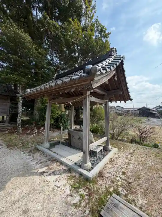 六所神社の{uncategorized: "未分類", other: "その他", undefined: "問題あり", building: "その他建物", grave: "お墓", sacred_gate: "鳥居", guardian: "狛犬", statue: "像", buddha: "仏像", history: "歴史", nature: "自然", garden: "庭園", animal: "動物", pagoda: "塔", temizu: "手水舎", mountain_gate: "山門・神門", sanctuary: "本殿・本堂", subordinate: "末社・摂社", art: "芸術", scenery: "景色", jizo: "地蔵", ema: "絵馬", goshuin: "御朱印", omikuji: "おみくじ", items: "授与品その他", amulet: "お守り", goshuincho: "御朱印帳", eats: "食事", festival: "お祭り", votive_dance: "神楽", shichigosan: "七五三参", wedding: "結婚式", experience: "体験その他", initially: "初詣", around: "周辺", anti_infection: "感染症対策"}