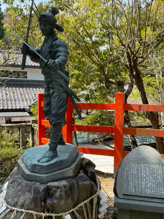 八大神社の像