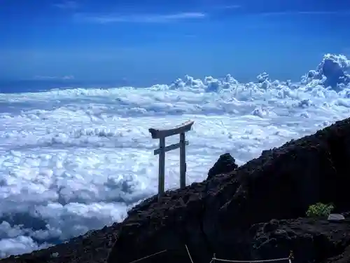 富士山頂上浅間大社奥宮の鳥居