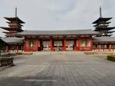 薬師寺の山門・神門